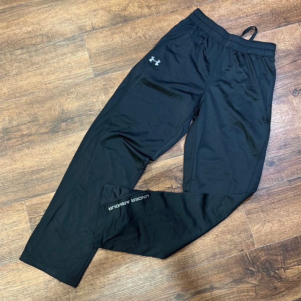 Men’s Under Armour Athletic pants in black. Size medium. Good condition.